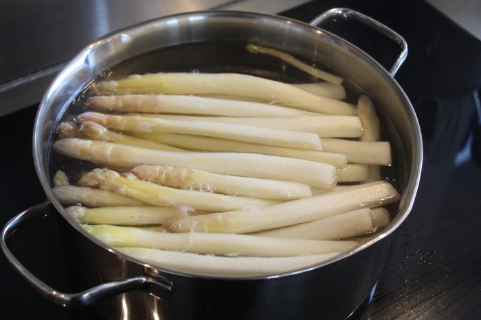 Cuisson Des Asperges Blanches à L'eau Bouillante Asperges blanches - Les jardins de Montplaisir